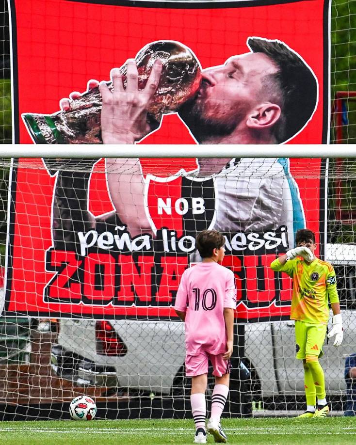Una espectacular foto de Thiago Messi durante el torneo infantil que está jugando con Inter Miami en Newell’s. De fondo, su padre besando la copa del mundo que conquistó en Qatar 2022.