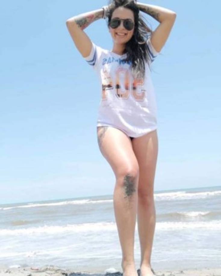 Rosa Alvarado - La periodista deportiva hondureña disfrutando del Verano en Corozal, La Ceiba.