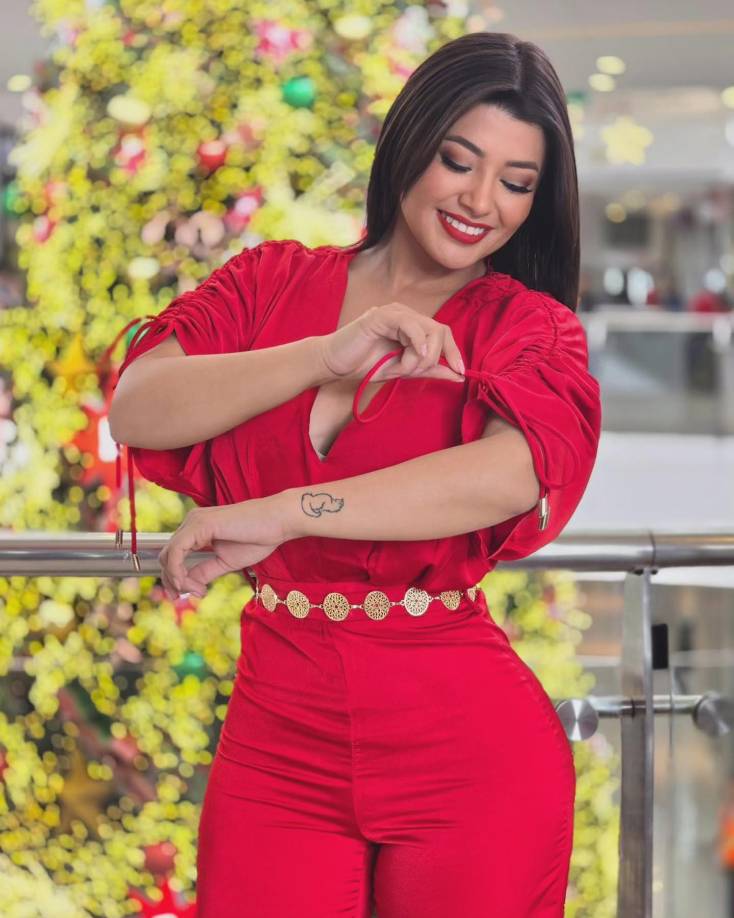 ”Una vez, yo tanteando el terreno, le dije: “Mirá, tengo estos dos vestidos, y estoy viendo qué me voy a poner”, a ver qué decía él. Y él escogió uno que era de color rojo, y me dijo: “Ese te queda lindo porque tenés lindas piernas”, comentó Mili. 