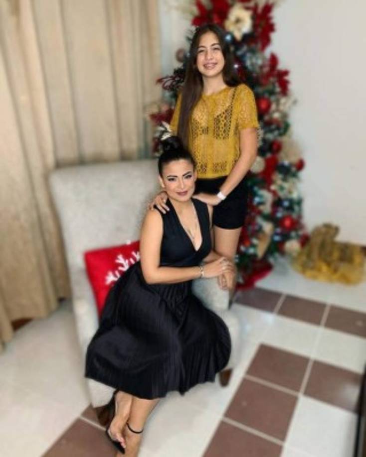 Samantha Velasquez: La bella periodistas recibió el 2019 con su adorada hija.