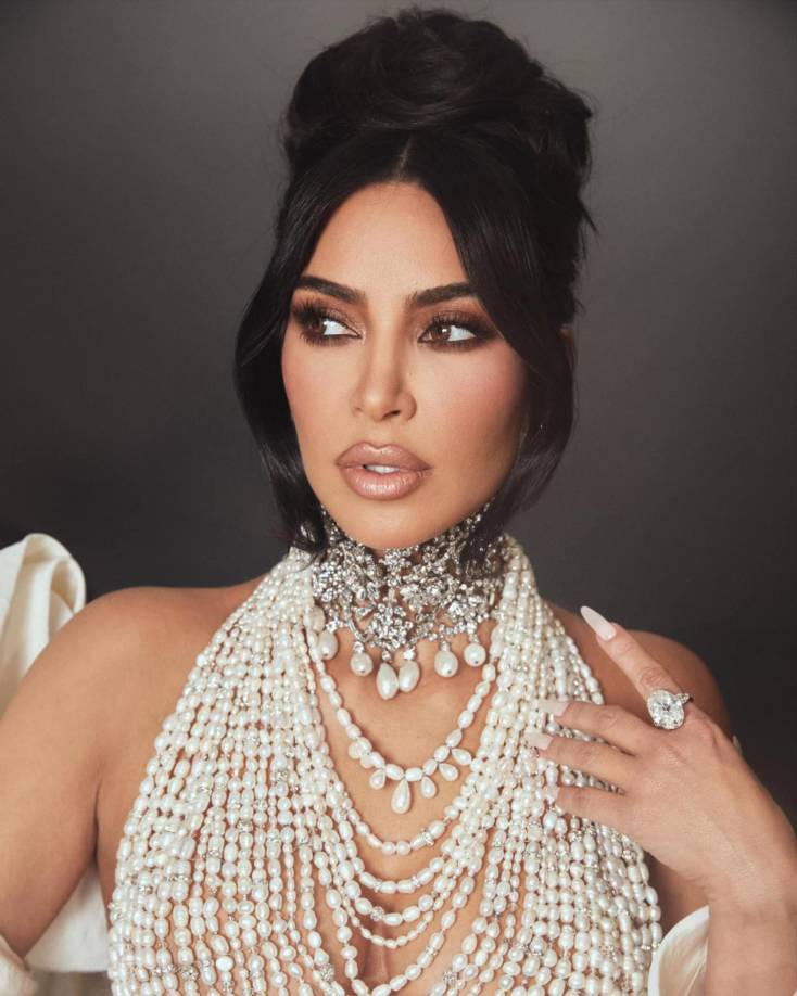 Cuando se trata de maquillaje, Kardashian admitió que sus gustos han cambiado con los años.“Me encantaba el maquillaje súper mate y nunca pensé que me gustarían productos súper cremosos”, dijo. “Ahora sólo quiero lucir cremosa y húmeda”.