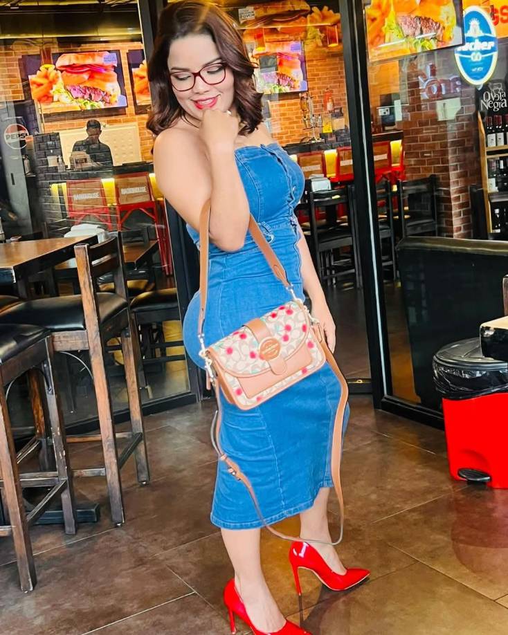 Cáceres tiene 40 años, a lo largo de su vida, la periodista ha demostrado una dedicación excepcional para alcanzar sus metas y ha dejado una huella imborrable en su camino.