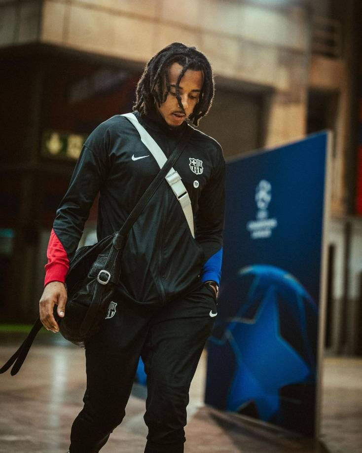 Jules Koundé tiene su propia prohibición en la Champions League por reglamento de la UEFA. No puede ir vestido de forma extravagante como si lo hace en los partidos de la Liga Española y muestra sus modas.