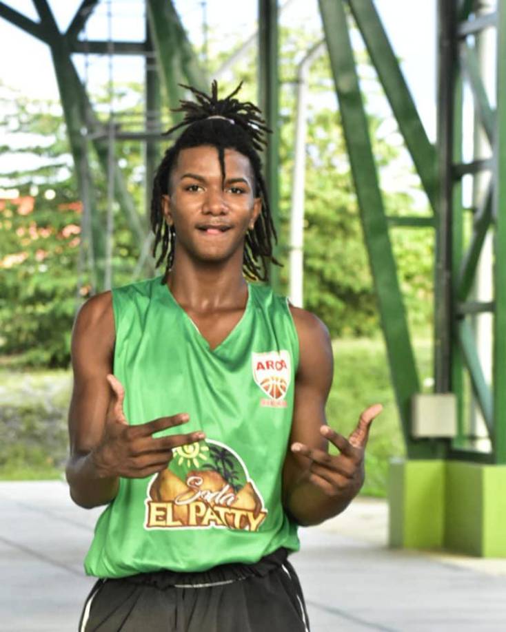 Jeyland Mitchell comenzó jugando baloncesto y su sueño fue jugar en la NBA. Incluso militó en la primera división de baloncesto en Costa Rica.