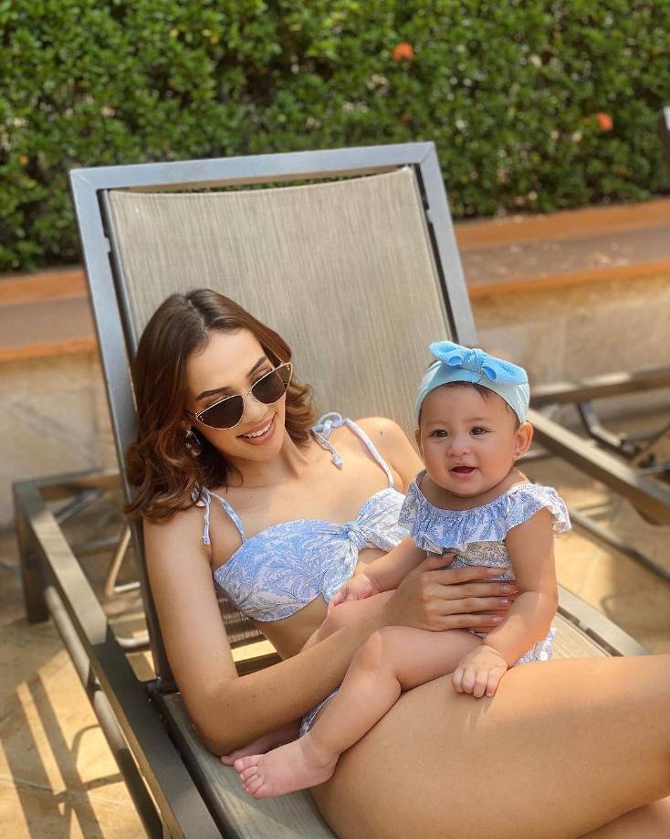 Abi también desata la locura entre sus seguidores cuando muestra los outfits de su hija, ya que le gusta vestirla igual que ella, además, la niña se muestra muy risueña en todas las fotos. 