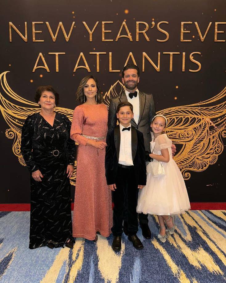 La periodista hondureña Satcha Pretto recibió este año en Dubai, en compañía de su familia.