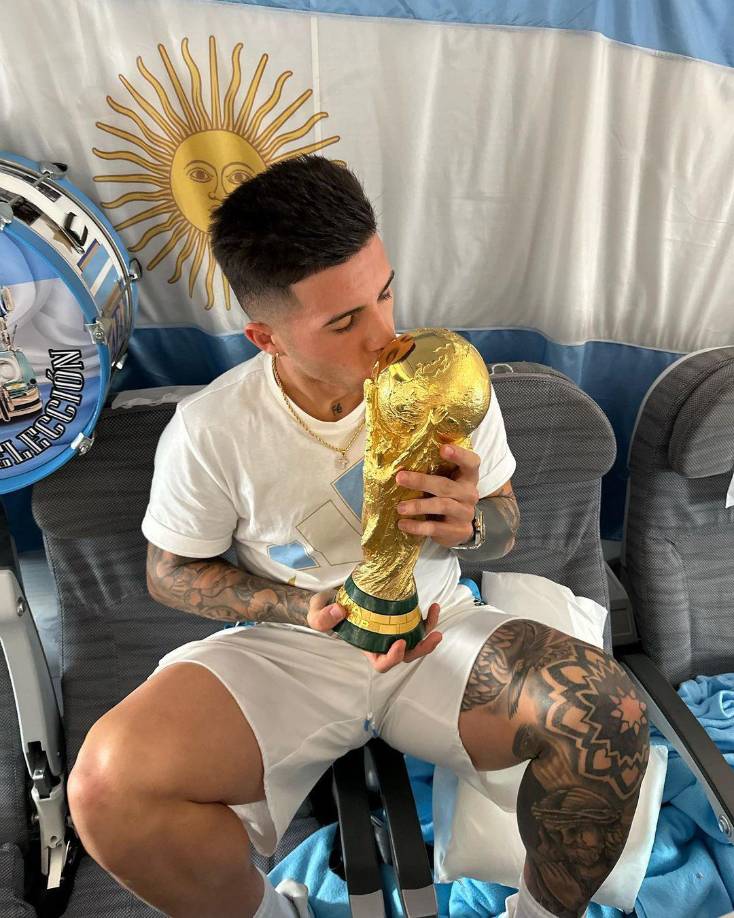 Enzo Fernández fue una de las revelaciones del Mundial y en el vuelo no paró de besar a la Copa del Mundo.
