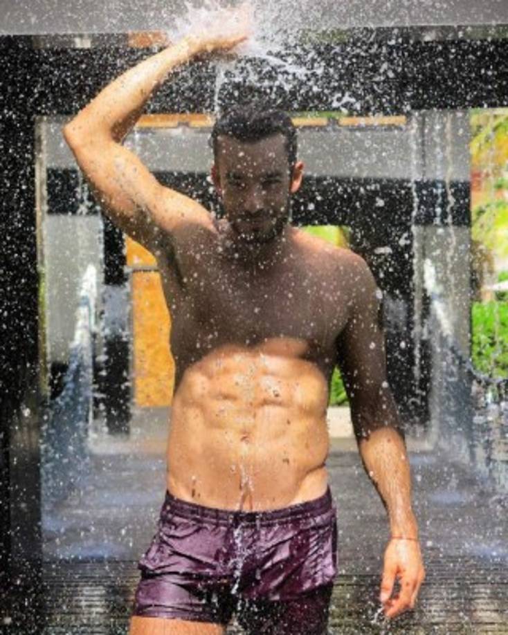 Aaron es amante del agua y de estar en lugares donde se pueda refrescar.