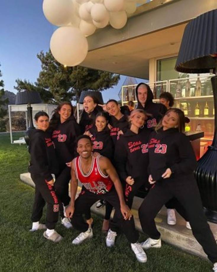 Todos los invitados se vistieron con chándales a juego, adornados con el eslogan 'Stas Turns 23', que se traduce como 'Stas cumple 23'.<br/>