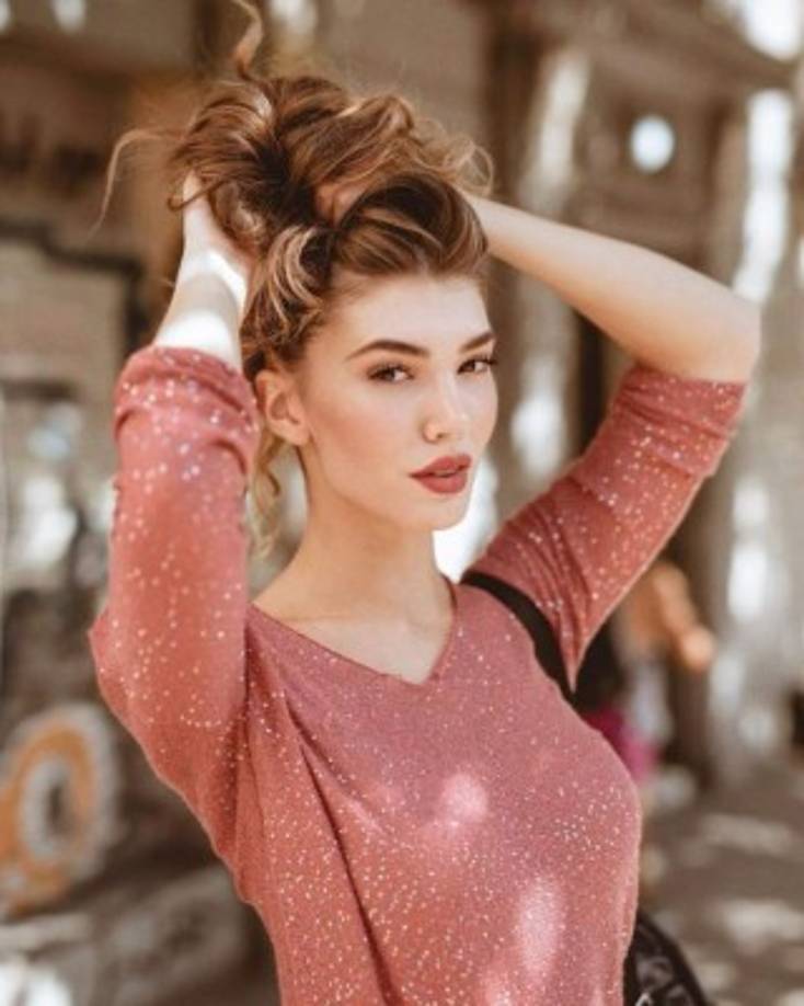 Ahora la maniquí ha salido al paso de los rumores en una entrevista al programa 'Al Rojo Vivo' para aclarar que ella no es la nueva pareja del famoso cantante ni mucho menos ha sido 'la otra' que destrozó el hogar de este.