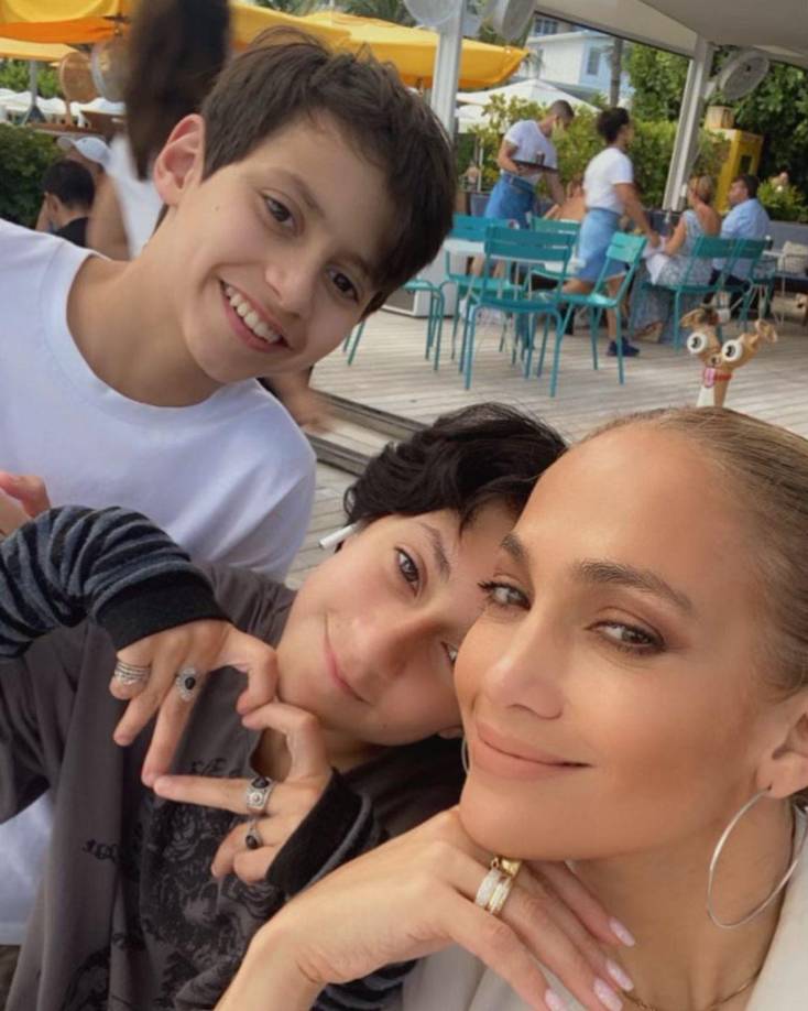 La diva del Bronx suele compartir en sus redes sociales los tiernos y divertidos momentos junto a sus hijos gemelos, Max y Emme, a quienes les llama “coconuts”. 