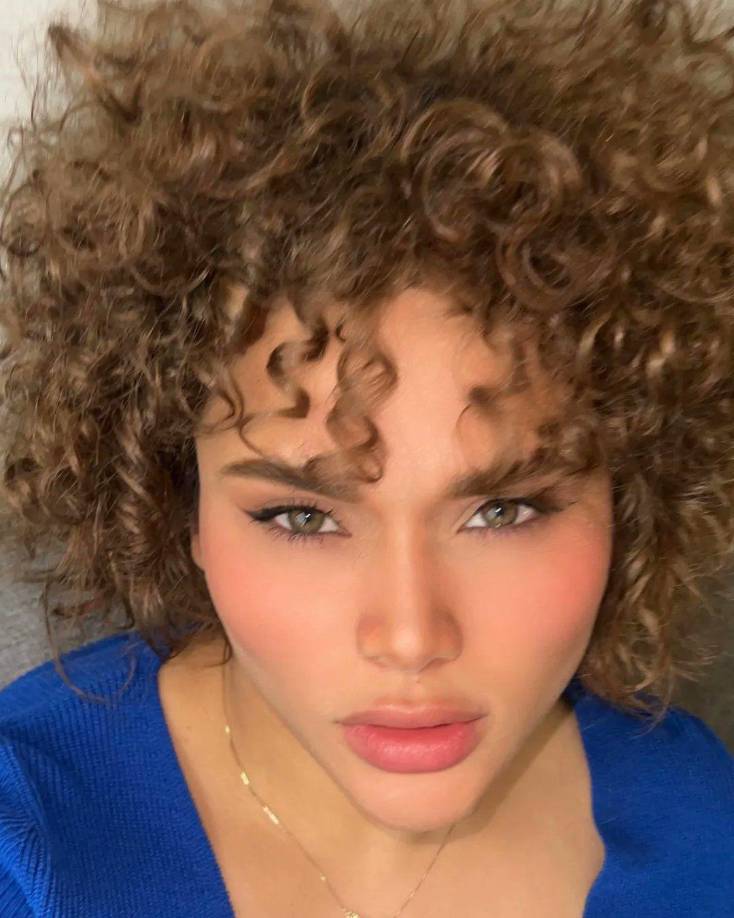 Fue a través de sus redes sociales que la ”Leona de Honduras” mostró su nueva cabellera y sus retoques que aplicó en la misma para verse mas guapa y atractiva.