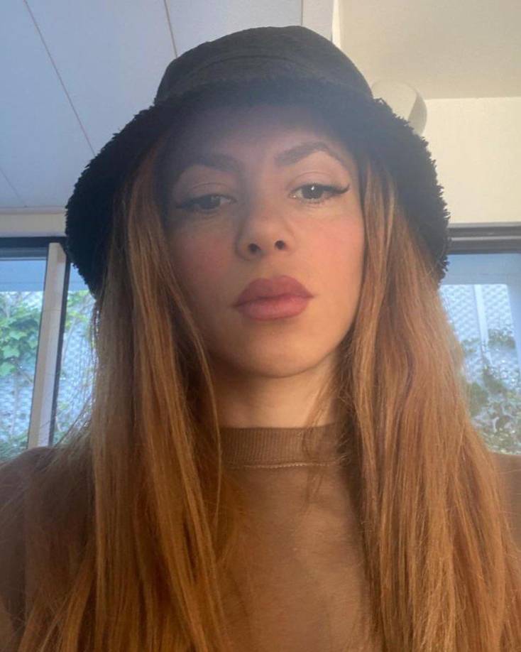 La mansión es de color blanco y estilo minimalista, tiene dos plantas distribuidas en más de 750 metros, así como un muelle privado y espectaculares vistas al mar. Además, cuenta con una gran piscina exterior en el jardín, según La Razón de España.