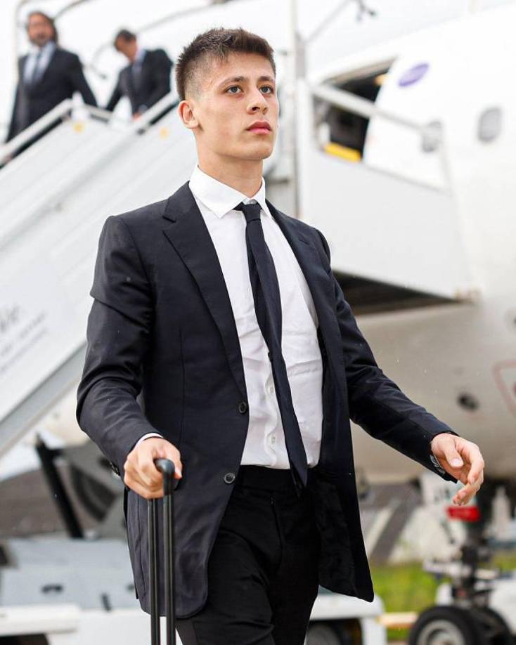 Arda Güler en su llegada a Inglaterra, en donde espera ver minutos en la final de la Champions.