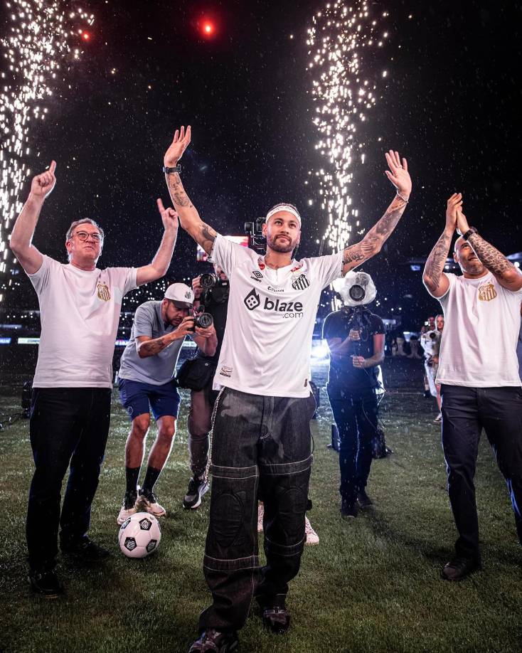 Saltó al césped acompañado de Edinho, hijo de Pelé, de sus amigos y su familia. Antes del baño de masas, rezó de rodillas en el vestuario.
