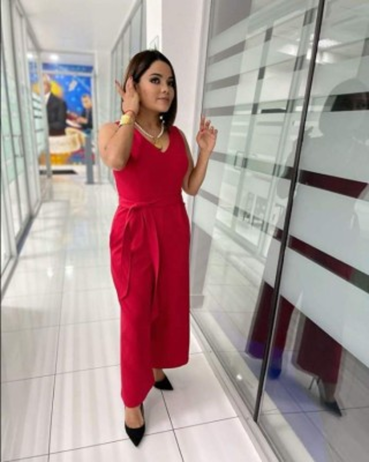 La periodista Ariela Cáceres, al igual que Carolina Lanza, optó por un traje color rojo.