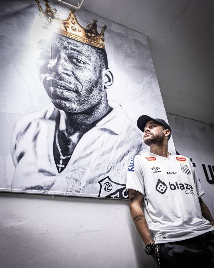 Neymar posó junto a un cuadro enorme de Pelé, durante su presentación con el Santos.