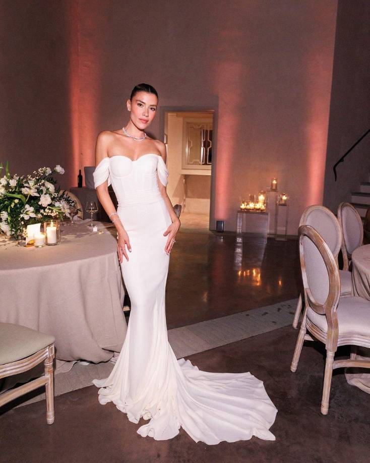 De acuerdo con la revista VOGUE, la unión comenzó el viernes con un coctel casual de bienvenida, ayer continuó con la ceremonia de gala para el intercambio los votos, y finalizó hoy con un brunch.