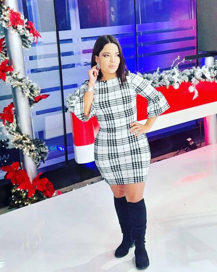 Durante la conversación, Elsa Oseguera le preguntó a Ariela si se había operado o no. Ante lo cual ella respondió: ‘Querida, como dijo Juan Gabriel: lo que se ve no se pregunta’, y seguidamente dio unas vueltas frente a la cámara para presumir su nueva figura. “Claro que sí mamita”, agregó Cáceres ante la pregunta de Elsa. 