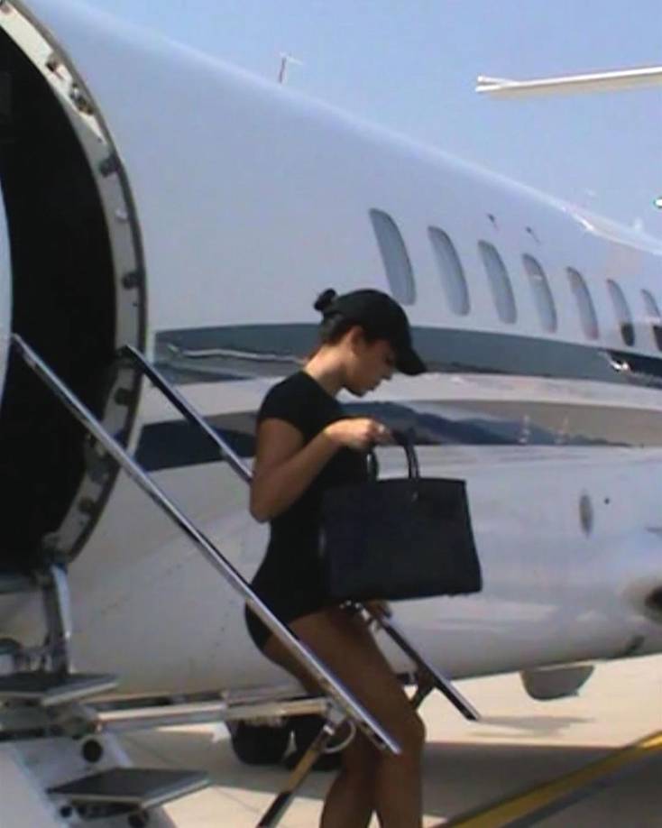 La modelo y empresaria argentino-española arribó a Italia en un jet privado para luego deslumbrar en el Festival de Cine de Venecia.