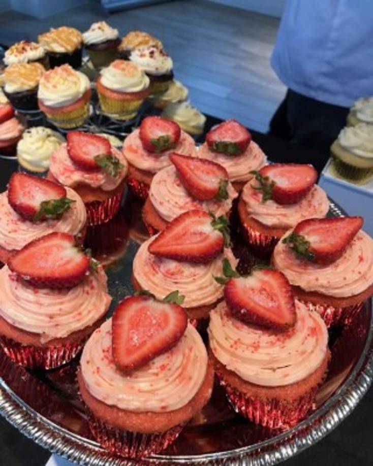 “Es de locos cómo el mundo de la droga y la repostería se convirtieron en un mundo paralelo, fui capaz de aplicar todo lo que aprendí en el narcotráfico a este mundo y he sido extremadamente exitoso, ahora tengo una carrera culinaria. Sin haber ido a la escuela trabajo en famosos hoteles, los mejores restaurantes, y con dos cargos criminales. Nada de eso me ha parado por lo valioso que traigo a la mesa, mi dedicación y el alto nivel de talento que tengo”, cuenta con mucho orgullo.