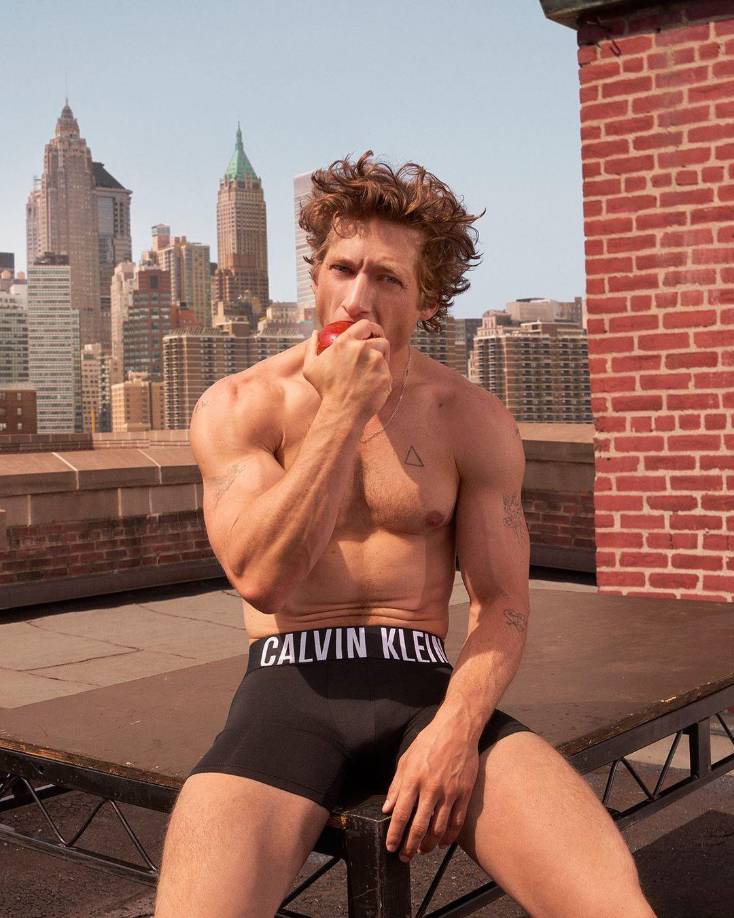 Las imágenes de la campaña, tomadas por el fotógrafo Mert Alas, muestran a White retozando en una azotea bañado por el sol sin camisa ni pantalones, o a veces ambos. (En cualquier caso, usó lo que Calvin Klein llamó su ropa interior “más icónica”). Cuando usa una camisa, es una clásica camiseta blanca.