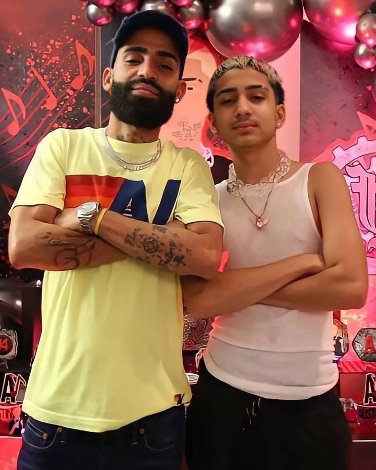 Arcángel es padre de dos hijos biológicos y es padrastro del hijo mayor de su colega Nicky Jam, a quien considera como su hijo mayor porque lo adoptó cuando era bebé. 