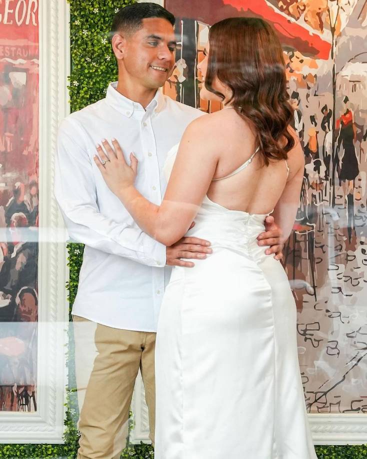 Esa cercanía y apoyo de Daniela a Carlos reflejan la solidez de su relación.