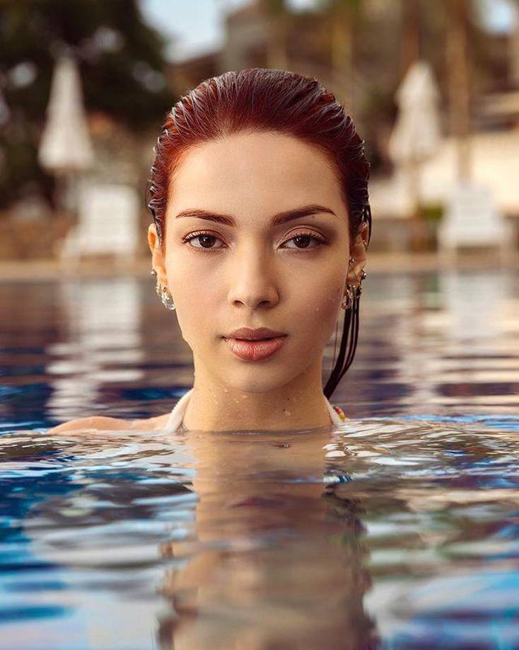 ”Viví en Australia durante años y estudié en un colegio de idioma inglés, así como en el colegio internacional UTAS. Tengo dos certificados internacionales y también hice trabajo social mientras vivía en el extranjero. Allí comencé a dar asistencia en inglés a los asiáticos y también a enseñar portugués. “ , explicó.