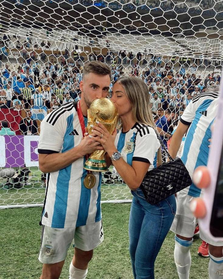 Caro Calvagni y Nicolás Tagliafico también celebraron con un beso a la Copa del Mundo.