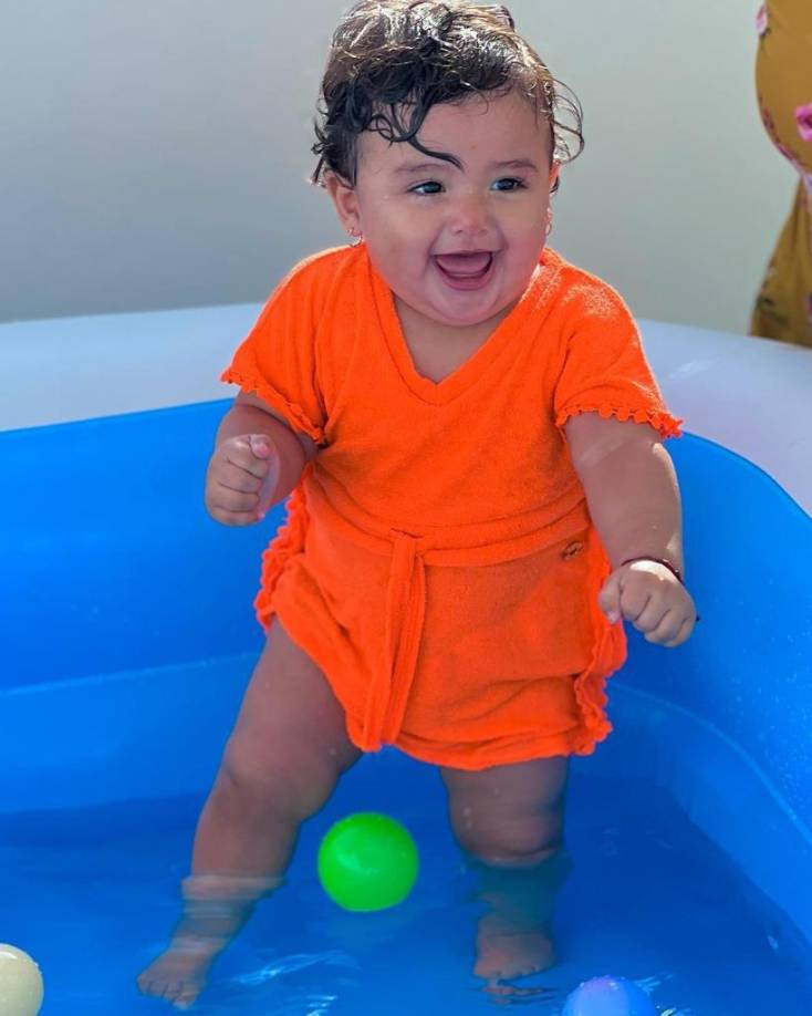 Con un traje color naranja y sus gafas de sol, María José dio la bienvenida al verano 2023. 