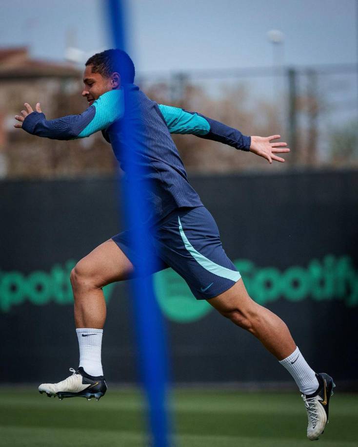 “Todo esto no ayuda. Mira lo que ha pasado con Vinicius en el Real Madrid. Ha tardado dos temporadas y media para jugar y está ahí. Aquí en Barcelona, en dos meses ya se crea un lío y la gente quiere matar en vez de ayudar”, dijo André Cury, que también confirmó que “ya hablé con Deco” para transmitirle su inquietud sobre el futuro del brasileño.