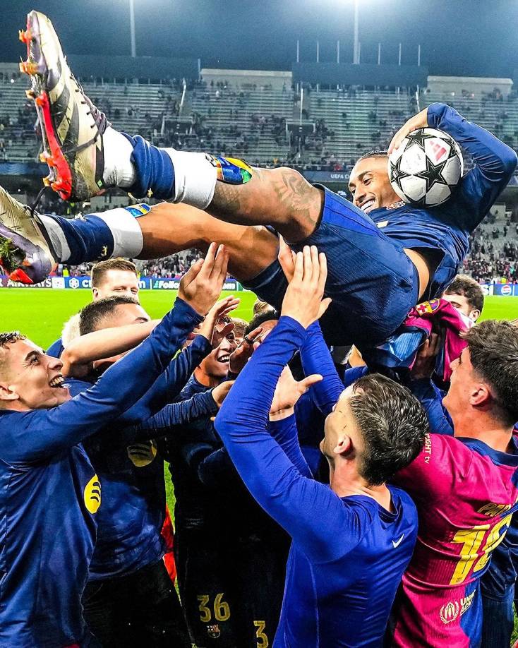 Los jugadores del Barcelona tuvieron un lindo gesto con Raphinha. Lo mantearon al brasileño que no soltaba el balón de su hat-trick.