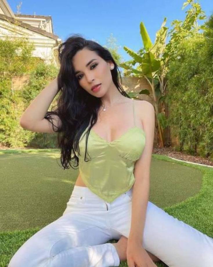 En su cuenta de Instagram le muestra a sus seguidores un poco de su estilo de vida, sus viajes, los deportes que practica y ellos le responden con halagos.