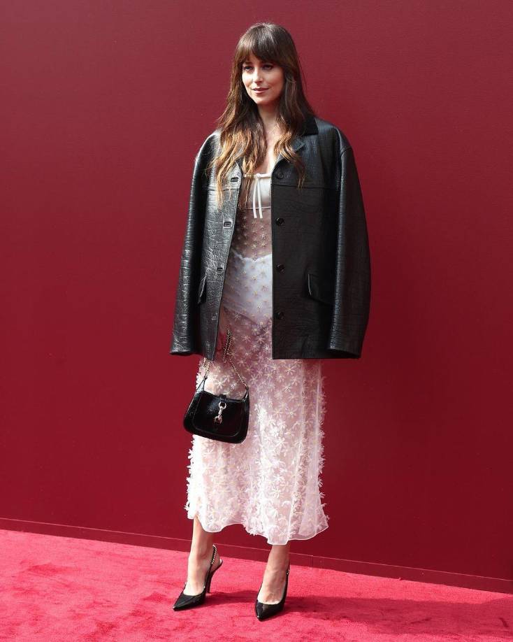 Parece que Gucci decidió convocar a las celebridades más famosas del momento para la inauguración de su pasarela, entre ellas figuraron Dakota Johnson, quien captó todas las miradas con un vestido midi blanco de transparencias que complementó con una chaqueta de cuero.