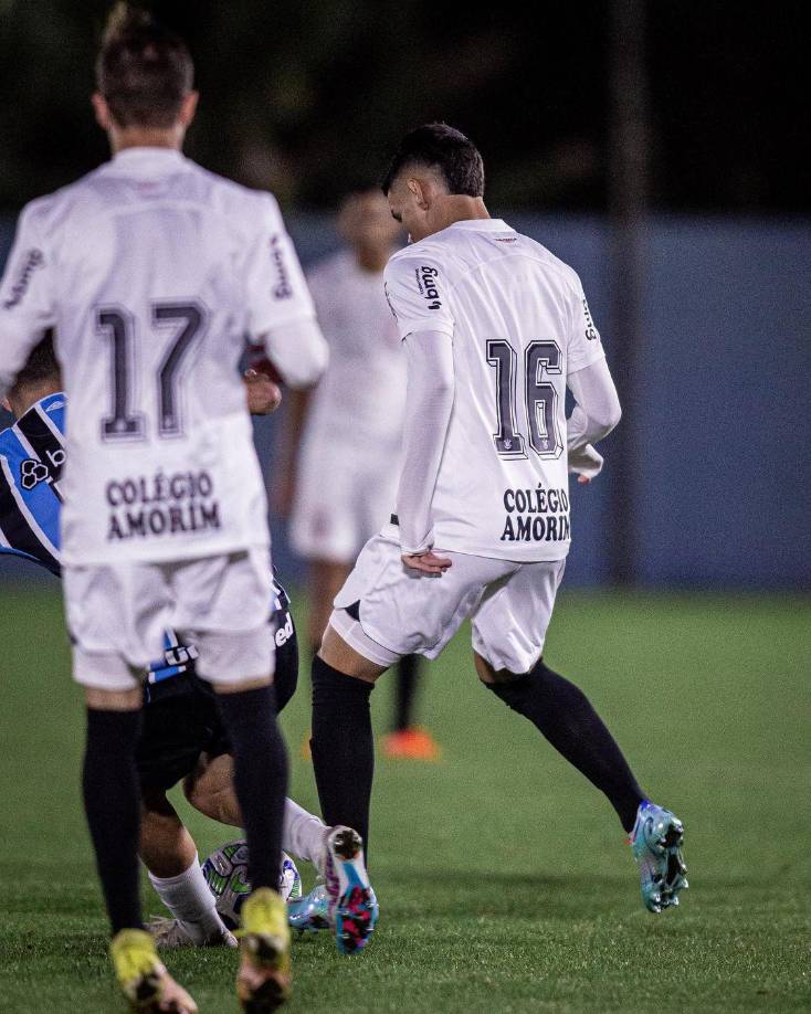 El Corinthians, en un comunicado, dijo haber sido informada sobre lo ocurrido y que espera el resultado de las investigaciones, y agregó que está a disposición para colaborar con las autoridades y ofrecer apoyo a su jugador y a la familia de la joven muerta.