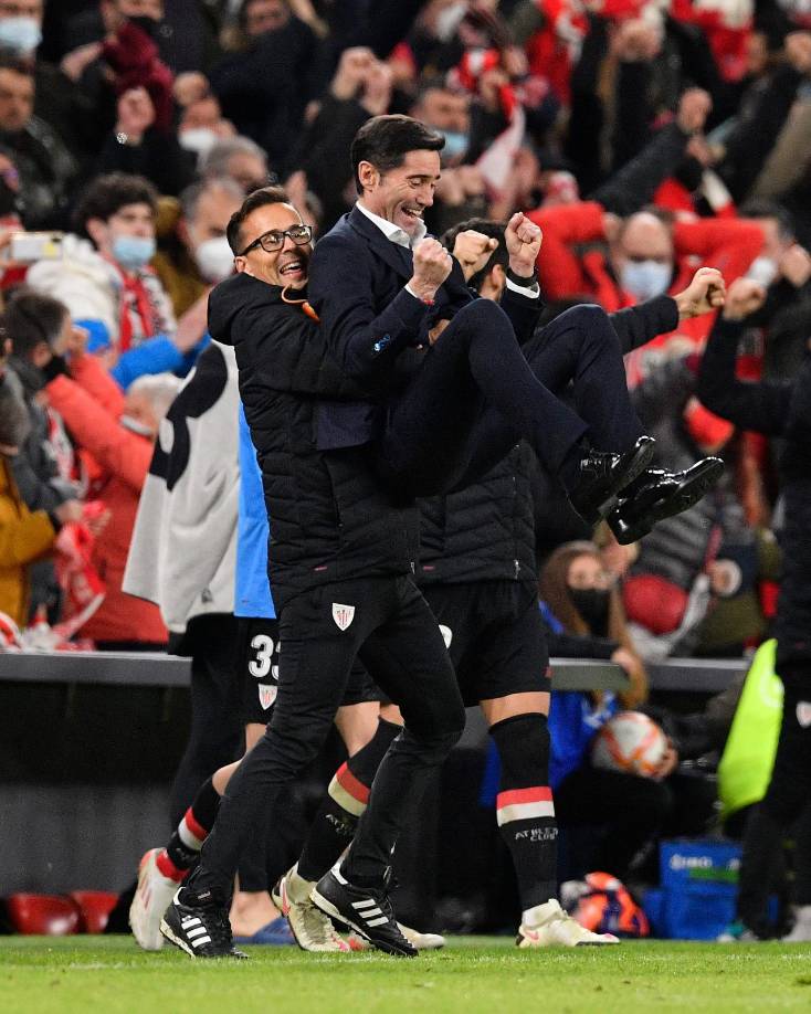 Marcelino García Toral festejando con su cuerpo técnico.