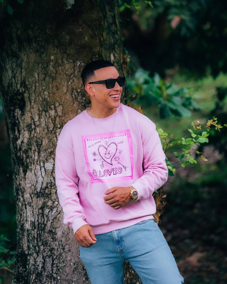 Daddy Yankee, de igual manera, contó una experiencia “inolvidable” que vivió con el evangelista Yiye Ávila. Esta vivencia, dijo, marcó su vida para siempre.“Yo tuve un encuentro, me atrevo a decir que con el predicador más influyente de habla hispana de todos los tiempos, estando apartado. Su nombre es Yiye Ávila. Cuando yo veo a Yiye en un aeropuerto y quiero echar un pique porque yo soy apartado, ¿entiendes? Yo estoy viendo a Yiye y yo digo, ‘diantre, Yiye me va a dar un limazo. Cuando me presentan a Yiye, Yiye me da un abrazo, Yiye Ávila y me dice: ‘Nunca te olvides, no es la música, es la letra. Dios te bendiga mucho”, contó.
