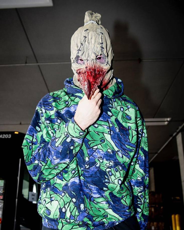 Sandro Mamukelashvili, también jugador de los San Antonio Spurs, con una macabra máscara.