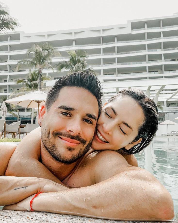 “Sebastián estuvo en Argentina con un grupo maravilloso, ¡conociendo unos lugares tan espectaculares! Que de verdad me dejó mucha envidia. La pasó increíble, fueron como 15 días allá. Fue muy bonito porque tenemos muchos fans allá y la gente preguntaba: ‘¿y dónde está Carmencita? ¿Por qué no la trajiste?’. Pero no, él está en sus cosas y yo estoy dándolo todo en Hasta que la Plata nos Separe. Digamos que cada uno está concentrado en lo suyo, él en su trabajo y yo en el mío”, dijo Villalobos en una entrevista con la revista HOLA.