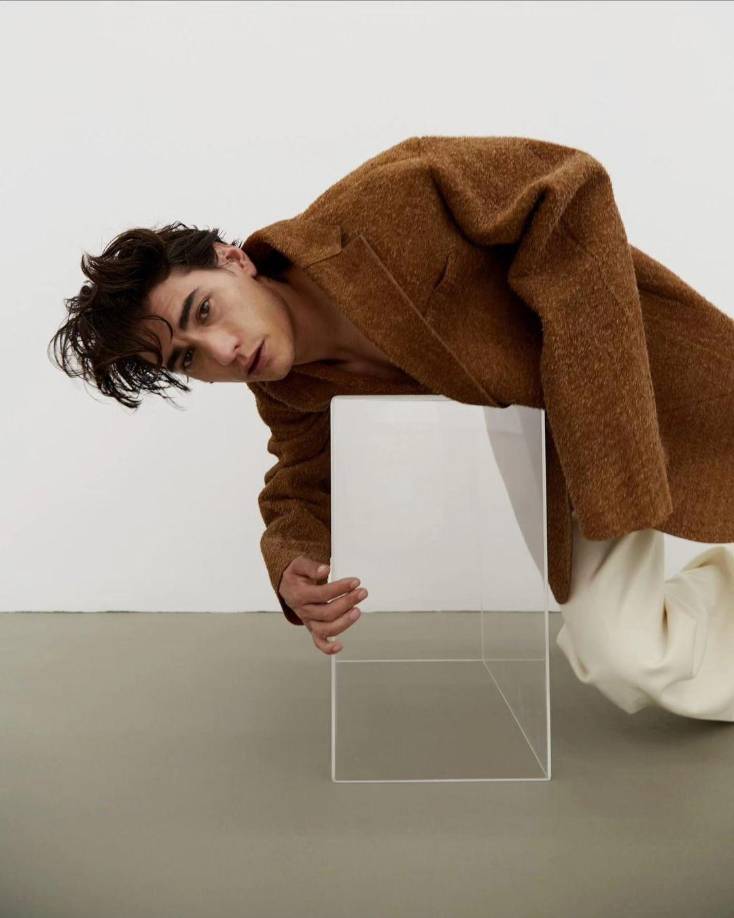 Para su actuación en La sociedad de la nieve, Enzo tuvo que ganar y perder mucho peso para poder interpretar de manera convincente a su personaje, Numa Turcatti. Para el papel, Enzo pesaba 154 libras al inicio del rodaje y, a medida que este avanzaba, el peso del actor bajó a sólo 103 libras. Sobre el proceso, dijo que después de un tiempo decidió que era un desafío y “empezó a disfrutarlo”, así le dijo a The Hollywood Reporter):