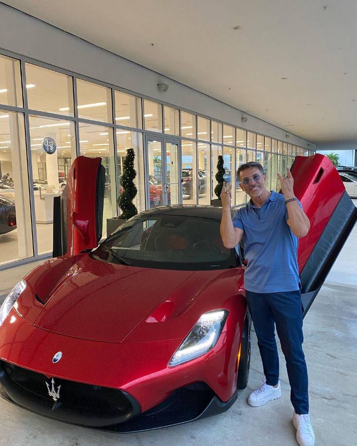 En el libro, que salió a la venta en septiembre del 2023, Hernández afirma que Sergio Mayer presuntamente tenía una amistad con el narcotraficante Arturo Beltrán Leyva. Mayer también se encargaba supuestamente de llevarle actrices a cambio de fuertes sumas de dinero. Sergio Mayer ha desmentido dichas afirmaciones. En sus redes sociales subió un video pidiéndole a sus seguidores no creer esta información.