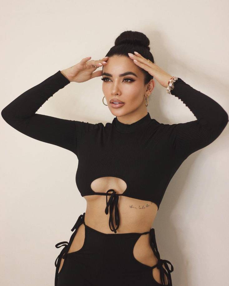 Es una mujer apasionada por la moda y el estilo de vida.