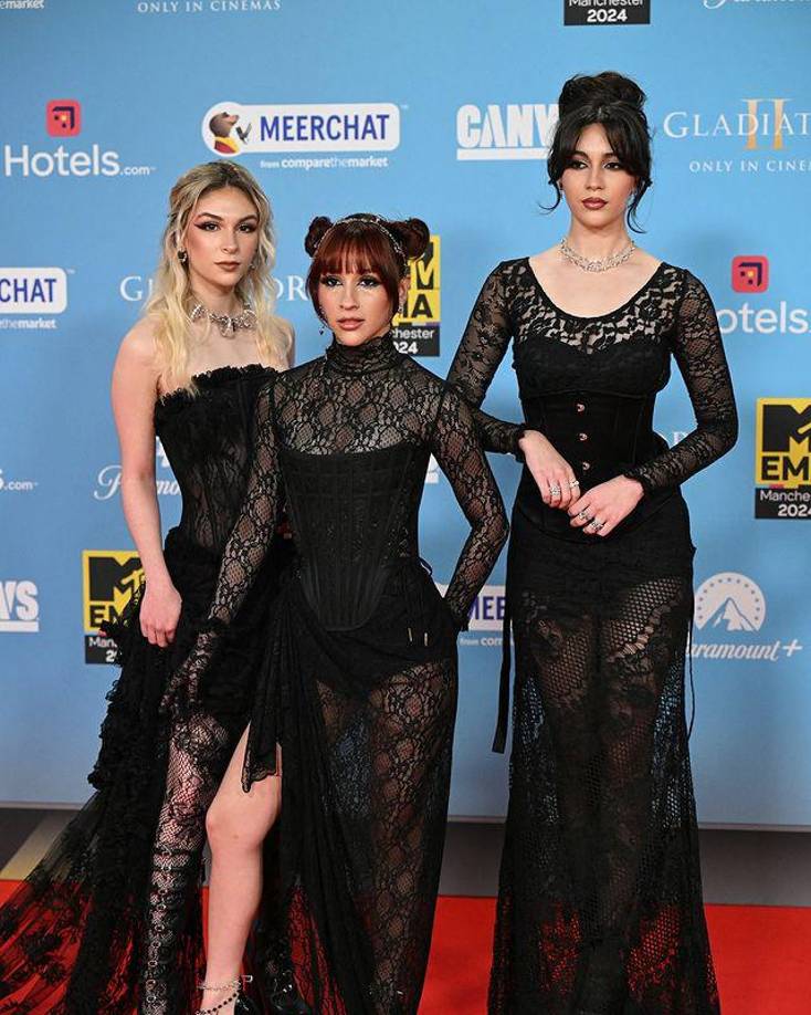 “Estamos muy honradas de poder estar aquí representando a las mujeres rockeras mexicanas y poder estar tocando y compartiendo nuestra música es un honor”, dijo a EFE el trío de las hermanas Villarreal, Daniela, Paulina y Alejandra, de Monterrey, que conforman el grupo The Warning.