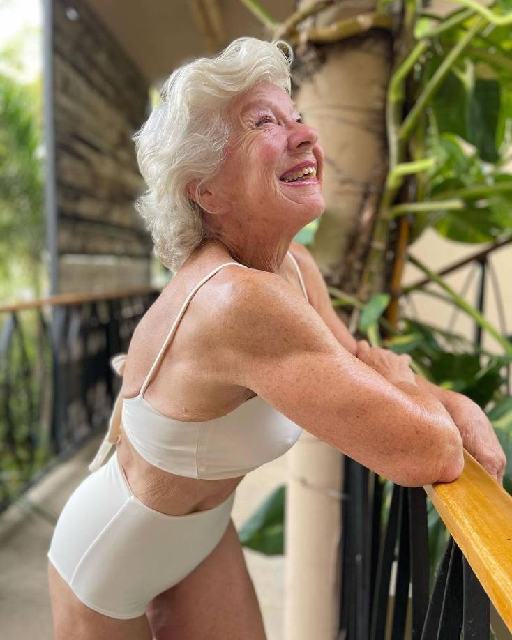 En una entrevista para ‘Good Morning America’, el 15 de febrero de 2022, la mujer de la tercera edad contó que su entrenamiento consistía en el levantamiento de pesas. También detalló los cambios que realizó en su estilo de vida: beber más agua, dormir 8 horas diarias y una dieta donde priorizó los macronutrientes (grasas, carbohidratos y proteínas) en cinco comidas al día.