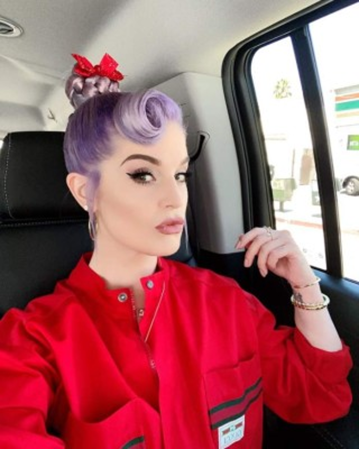 Kelly Osbourne de 35 años de edad, tuvo una considerable perdida de peso desde hace algunos años, pero fue hasta este 2020, que su radical cambio físico alcanza notoriedad en los medios y redes sociales.