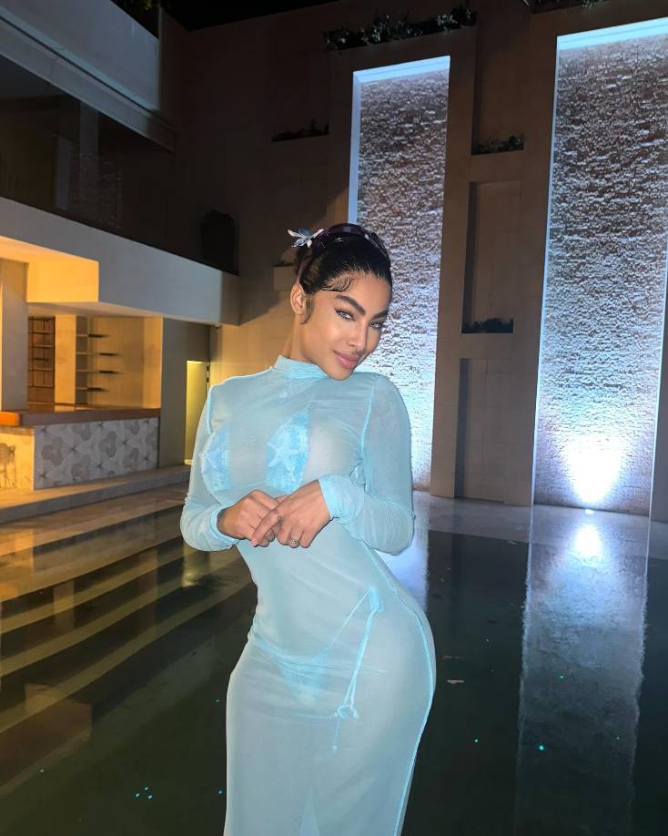 Ahí, la intérprete de ‘Bing Bong’ compartió su lado más natural y relajado mientras jugaba con una de sus amigas bailando con una escoba en la sala de su hogar al ritmo de salsa y otras canciones que salían en la radio.