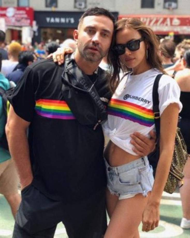 Irina Shayk vistió un mini short que mostraba parte de sus glúteos y una camiseta que dejaba ver su tonificado abdomen.