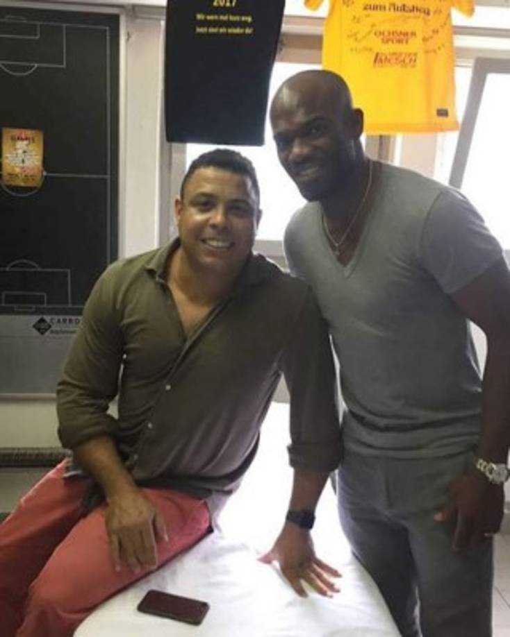 David Suazo es admirador del fenómeno Ronaldo Nazario y nos confesó que conserva una camiseta especial del astro brasileño: “La del fenómeno Ronaldo es la camiseta que conservó con mucho amor ya que era mi ídolo”, comentó.