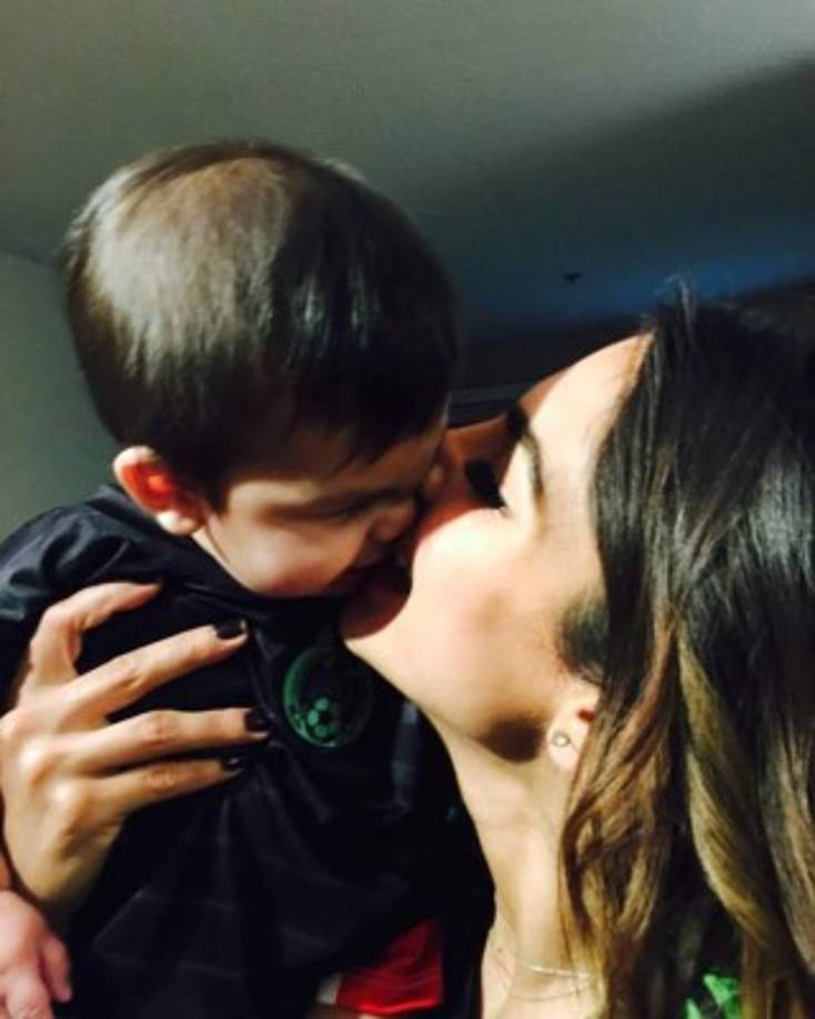 Nathalia se come a besos con Matteo.